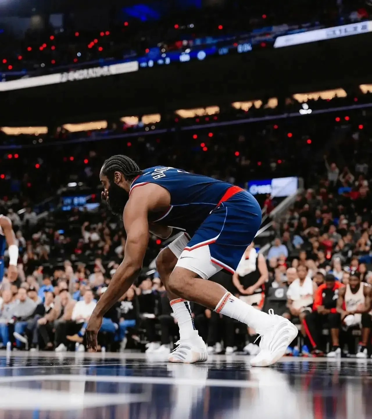 开云体育-勇士技术犯规送分，哈登主帅怒摔战术板！！(哈登在勇士打过球吗)