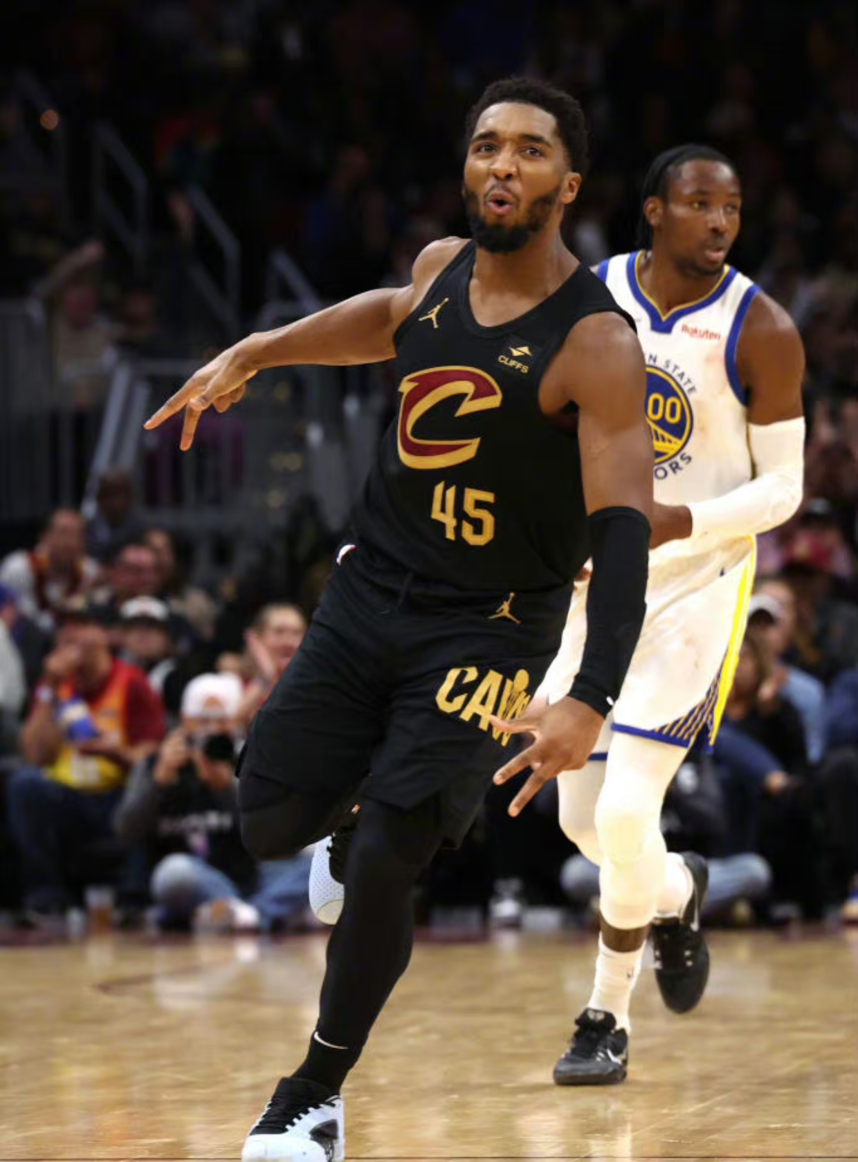 开云-西亚卡姆在勇士比赛中反败为胜，出色发挥引发热议！比赛高潮迭起的简单介绍