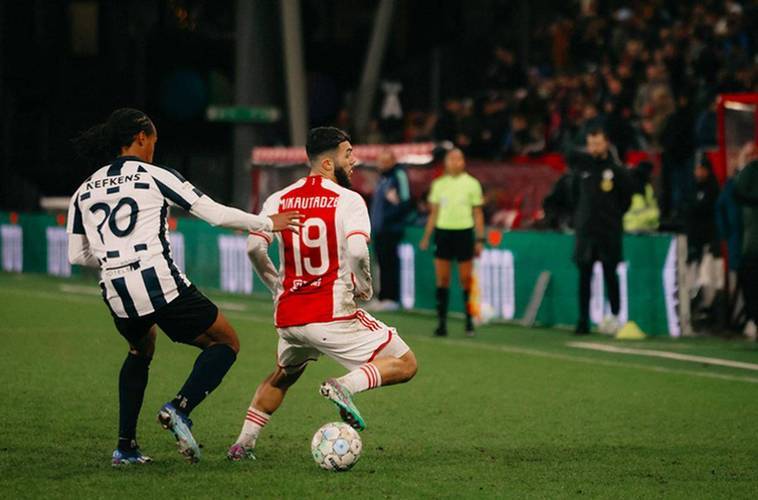 荷甲倒计时，费耶诺德今夜更衣室发声，细节引发关注，引发热议，训练强度明显提升的简单介绍